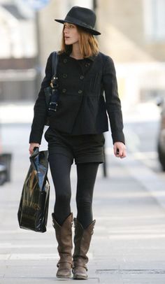 Keira Knightley Style, Estilo Hippy, Boating Outfit, Legging Outfits, Keira Knightley, 가을 패션, Black Tights, Outfits With Leggings, Edgy Fashion