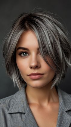 Apoiem e sigam a WPA, chave pix  carlinhacf515324@gmail.com Grey Hair Transformation, Short Silver Hair, Grey Highlights, Grey Hair Inspiration, Silver Hair Color, Blending Gray Hair, Gray Hair Highlights, Haircuts For Medium Hair, Short Hair Color