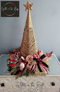 If you love color, embrace a bold red, green, and gold combination. Use vibrant red napkins, metallic placemats, and a statement centerpiece like a gold or silver vase filled with seasonal flowers or branches. A garland or wreath can be placed down the center of the table to add drama and texture. Christmas Dining Table Decorations, Tree Arrangement, Red Ball Ornaments, Dining Table Decorations, Handmade Christmas Presents, Mini Pine Cones, Holiday Table Centerpieces