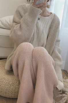 Pretty Winter Outfits Cold Weather, Pink Sweater Outfit Aesthetic, Fall Outfits Girly, Coquette Friends, Pastel Pink Outfit, Winter Coquette, Pearl Princess, Coquette Vibes, Pajamas Aesthetic