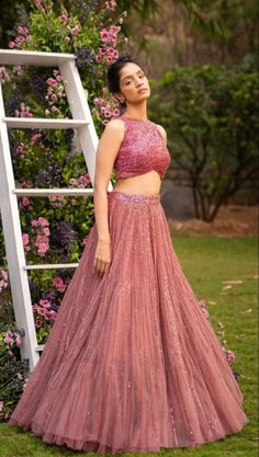 7 Style Mistakes That Make You Look Older And Dumpy Crop Top Lehenga For Wedding, New Lahga Design, Lehnga Blouse Designs Simple, Sangeet Dress Ideas For Bride, Lehenga Tops Designs, Bridal Skirts And Tops, New Lengha Design, Reception Skirt And Top, Lehenga Top Ideas