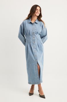 This maxi dress is stretchy and made of denim and features a classic collar. It has long sleeves with button closures at the cuffs and a marked waist. This maxi dress features a button closure. Long Sleeve Light Wash Denim Dress, Light Wash Denim Long Sleeve Dress, Long Sleeve Light Blue Denim Dress, Light Blue Long Sleeve Denim Dress, Fitted Denim Maxi Dress, Light Wash Long Sleeve Dresses With Button Closure, Collared Light Wash Dress With Button Closure, Light Wash Collared Dress With Button Closure, Light Wash Midi Dress For Fall