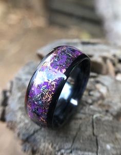 This carbon fiber ring has quartz stones and a glow in the dark inlay with meteorite and copper shavings. The meteorite was found in the Muonionalusta Meteorite field in Sweden where meteorite hunters travel from across the world have to brave harsh conditions and trek through swamps looking for these pieces of this rare otherworldly treasure. The combined metal shavings create unique and intricate designs in the band that really look amazing! The purple creates a nice contrast against the meteo Cutest Jewelry, Glow Ring, Carbon Fiber Ring, Ring Resin, Carbon Fiber Rings, Resin Rings, Iron Meteorite, Meteorite Ring, Resin Bracelet