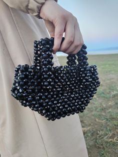 🖤 Midnight Chic Beaded Bag 🖤 Step out in style with our Midnight Chic Beaded Bag! This stunning bag is handmade with beautiful black crystals that give it a bold and elegant look. Perfect for any occasion where you want to add a touch of mystery and glamour! 🌙✨ With its unique shape and sparkling beads, this bag is sure to make you stand out. Whether you're heading to a fancy dinner or just out for a night on the town, the Midnight Chic Beaded Bag is your go-to accessory. 🌟👛 Get ready to da Pearl Beaded Bag, Bridal Purse, Crystal Bags, Black Knight, Beaded Bag, Fancy Dinner, Beaded Bags, Evening Clutch, Crystal Pearls