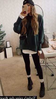 Cozy Doc Marten Outfits, Winter Outfits Hairstylist, Causal Everyday Outfits, Edgy Comfy Outfits Winter, Winter Outfit Chelsea Boots, Chelsea Houska Fashion, Winter Walks Outfit, Winter Docs Outfit, Autumn Outfits Doc Martens