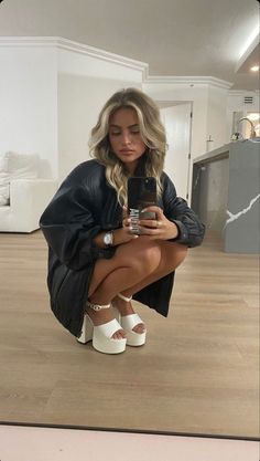 Shop our Influencers' top picks on Amazon Olivia Chatfield, Platform Heels Outfit, Outfit Leather Jacket, Robes Glamour, Heels Outfits, Blonde Hair Inspiration, Outfit Trends, Online Fashion Store, Hair Inspo Color