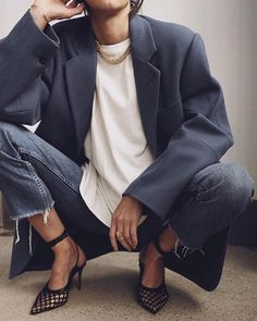 Androgynous Outfits, Athleisure Trend, Androgynous Fashion, Fashion Videos, Street Style Inspiration, How To Pose, Star Fashion, E Design, Work Outfit