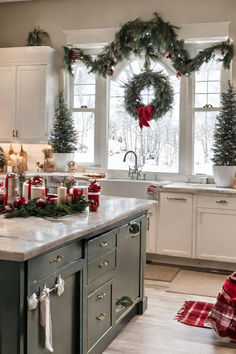 kitchen decorated for Christmas Christmas House Decor Aesthetic, Dining Room Decor For Christmas, Aesthetic Christmas Decor Kitchen, Kitchen Decor Christmas Ideas, Dining Room Holiday Decor, Christmas Decor Over Kitchen Cabinets, Holiday Decor Kitchen, Dining Room Christmas Decorations, Christmas In The Kitchen