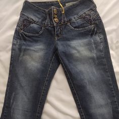 Very Cute Skinny Jeans. Three Different Buttons At The Fly. 13" Across Waist, 30" Inseam. Bit Of Distressing On The Legs. Jeans Thrift, Mystical Aesthetic, Lavender Jeans, 80s Pants, 80s Clothes, Jeans West, White Pants Women, Visual Archive, Hot Mommy