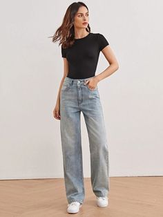 Women Straight Leg Jeans, Ootd Boyfriend Jeans, How To Make Wide Leg Pants Straight Leg, Wide Leg Jeans And Tshirt Outfit, Straight Jeans Styling, Outfit Jeans And Tshirt, T Shirt High Waisted Jeans Outfit Ideas, T Shirt And Wide Leg Jeans, Straight Jeans Women Outfit