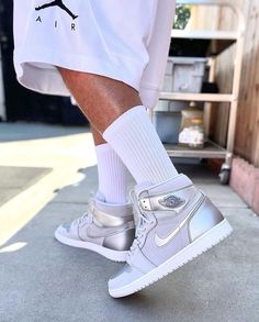 Galaxia Wallpaper, All White Shoes, Jordan 1 Outfit, Air Jordan 1 Outfit, Da Hood, Iphone Wallpaper Hipster, Air Jordan 1 Retro High Og