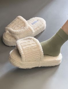 Cute Slippers Aesthetic, Slipper Aesthetic, Footwear Aesthetic, Slippers Aesthetic, Fluffy Shoes, Dr Shoes, Kawaii Shoes, Plush Slippers, Cute Slippers