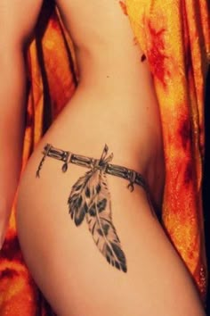 Tatouage plume sur la hanche Feather Hip Tattoos, Tattoo Plume, Thigh Band Tattoo, Thigh Tattoo Ideas, Thigh Tattoo Quotes, Girl Thigh Tattoos, Cuff Tattoo