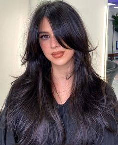 Franja Cortina - Curtain Bangs Trendy We Fryzurach, Feminine Hairstyles, Long Shiny Hair, Bangs With Medium Hair, Long Hair With Bangs, Carrie Fisher, Long Black Hair