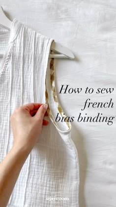 Bias Binding Seam, Easy Blouse Sewing Pattern, Learn Sewing Basics, Sew Bias Binding, French Sewing Patterns, Sewing Videos, Penanda Buku, Sewing Details, Sewing Seams