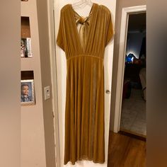 Micah Convertible Velvet Dress (Color: Mustard - 603, Size: M, Length: Petite Maxi: 41 In Waist To Hem) This Dress Was Used Once For A Wedding. The Bandeau Top Was Never Used And Still Has The Tag. Great Condition, The Only Evidence Of “Wear” Is A Tiny Pinhole From Where I Had To Insert A Safety Pin. I’ve Included Pictures For Reference. Payed $200 Asking For $100 Obo. The Micah Velvet Convertible Dress Is Versatile For Any Bridal Party Lineup. This Dress Features Plenty Of Styling Options From Gold Velvet Dress, Match Velvet, Convertible Dress, Pin I, Bandeau Top, Safety Pin, Full Skirt, Velvet Dress, Velvet Fabric