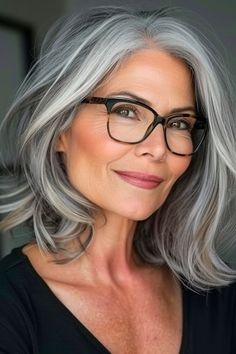 Mode Over 50, Hair And Glasses, Tiny Crochet, Gorgeous Gray Hair, Grey Hair Inspiration, Hairstyles With Glasses, Hairstyles For Women Over 50, Haircuts For Medium Hair