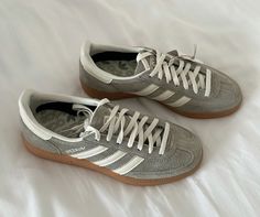 Adidas Trainers Aesthetic, Grey Shoes Aesthetic, Grey Spezial Adidas Outfit, Grey Spezial Adidas, Grey Trainers Outfit, Grey Sambas, Trainers 2024, Aesthetic Trainers, Different Kinds Of Shoes