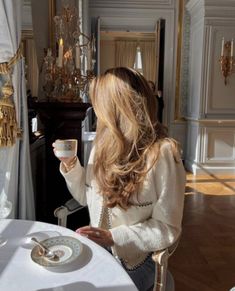 See More Pelo Cafe, Money Girl, Fotos Aesthetic, Coffee Girl, Old Money Style, Aesthetic Women, Trending Hairstyles, Blonde Women, Popular Hairstyles