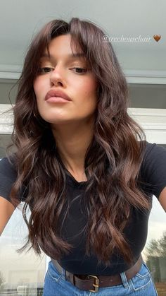 Brown Curly Hair With Curtain Bangs, Long Wolfcut Haircut With Curtain Bangs, Wolf Haircut Wavy Hair, Wolfcut Long Hair Straight, Wolfcut Hair Medium With Curtain Bangs, Long Hair Short Curtain Bangs, Wolf Cut Wavy Hair Medium, Layer Haircut With Curtain Bangs, Long Hair With Short Curtain Bangs