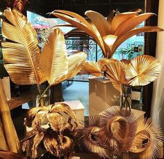 there are many gold leaves on display in the store