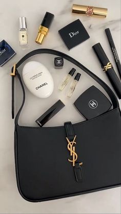 Inside My Bag, Luxury Bags Collection, Handbag Essentials, Luxury Lifestyle Dreams, What In My Bag, Luxury Aesthetic, Fancy Bags, Dior Couture, Trik Fotografi