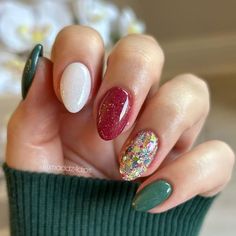 Christmas Nails With Chrome Powder, One Color Christmas Nails, Christmas Dip Manicure Ideas, Glitter Nails Holiday, Christmas Nails Different Colors, Dipped Nails Christmas, Christmas Nails Multi Color, Christmas Multicolor Nails, Dip Powder Nails Christmas 2023