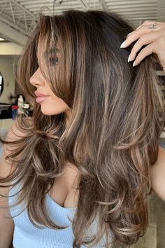 Balayage Hair Brown Skin, Highlights Blonde On Brown Hair, Blowout With Highlights, Highlights On Tan Skin, Highlights Brown Hair Layers, Brown Girl With Blonde Hair, Dark Brown Roots With Light Brown Hair, Carnal Highlights, Balayage Hair On Brown Skin