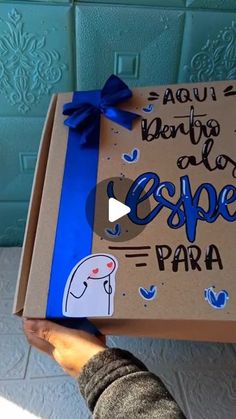 someone is holding up a box with an elephant on it that says, don't be afraid to espe para