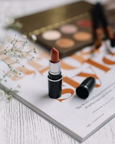 Beginners Eyeshadow, Lipstick Photos, Maquillage On Fleek, Flatlay Makeup, Red Eyeshadow, Glasses Makeup, Cosmetics Photography, Lipstick Brands, Beauty Products Photography