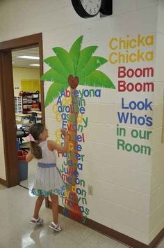 Chicka Chicka Boom Boom | 31 Incredible Bulletin Boards For Back To School September Art, Preschool Bulletin, Preschool Bulletin Boards, Classroom Bulletin Boards, School Bulletin Boards, Beginning Of The School Year, Classroom Theme