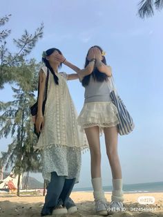 2000s Spring Fashion, Shoujo Beach Outfit, Shoujo Summer Outfits, Coquette Outfit Spring, Shoujo Girl Outfit Summer, Summer Japan Outfit, Beach Photos With Friends, Shoujo Girl Outfit, Beach Winter Outfit