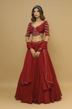 Choli Back Design, Maroon Lehenga, Choli Blouse Design, Heavy Lehenga, Simple Saree Designs, Maroon Blouse, Sari Blouse Designs, Simple Sarees, Dress Design Patterns