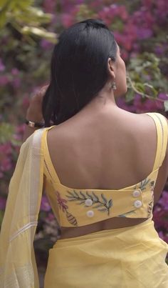 Indian Style Blouse Designs, Women Saree Blouse Designs, Traditional Blouses For Women, Blouse Design For Linen Saree, ब्लाउस Design Latest, Kurti Blouse Designs For Saree, Floral Saree Blouse Design, Back Saree Blouse Design, Saree Blouse Neck Designs Latest