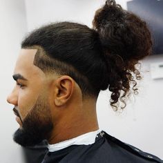 Bollo de hombre para cabello natural Man Bun Curly Hair, Long Hair Fade, Man Bun Haircut, Man Bun Styles, Undercut Curly Hair, Long Curly Hair Men, Man Bun Hairstyles, Natural Hair Bun Styles, Men's Long Hairstyles