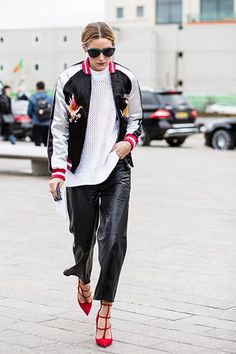 BOMBER JACKETS: QUE SON Y COMO COMBINARLAS – vestiloblog Fashion Week Street Style Winter, Cardigan Jeans, Street Style New York, Style Désinvolte Chic, Style Casual Chic, Athleisure Trend