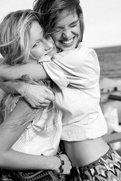 Nobody minds a hug. Best Friend Photography, Sister Photos, Best Friend Photoshoot, Black And White Photos, Foto Tips, Best Friend Photos, Foto Poses, Bff Pictures, White Photos