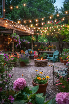 Cheap small garden ideas featuring a cozy patio with string lights, colorful flowers, and a small fire pit. Small Garden Plants Ideas, Beautiful House Garden, Back Porch On A Budget, Small House Outdoor Design, Cute Front Garden Ideas, Landscape Backyard Design, Backyard Small Garden Ideas, Summer House Garden Backyard Ideas, Small Garden Decoration Ideas Diy