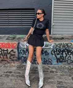 Estaria a tendência boho de 2010 voltando com tudo? Pelo menos, as cowboy boots apontam que sim » STEAL THE LOOK Cowboy Boots Street Style, Western Boots Outfit, Cowgirl Boots Outfit, Silver Outfits, Statement Outfit, Looks Country, Cowboy Outfits