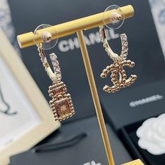 1:1 REPLICA JEWELRY   This product is of the best quality.  The production time is 3-5 working days.  Includes box, dust bag, care manual, booklet, card, bill of sale. Bill Of Sale, Replica Jewelry, Perfume Bottle, Perfume Bottles, Dust Bag, Hoop Earrings