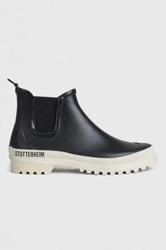 Chelsea Rainwalker Blk/Wht - Stutterheim (Global) Stutterheim Raincoat, White Rain Boots, White Knitwear, Band Of Outsiders, Mens Rain Boots, Raincoats For Women, Unisex Shoes, Walker Boots, Chelsea Boot