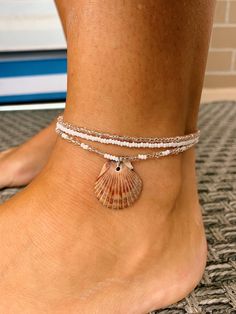 Pearl Beach Jewelry, Beach Anklets Summer, Shell Ankle Bracelets, Beach Beaded Bracelets Ideas, Beach Aesthetic Accessories, Shell Anklet Diy, Sea Shell Bracelet Diy, Sea Shell Jewelry Diy, Shell Bracelet Diy