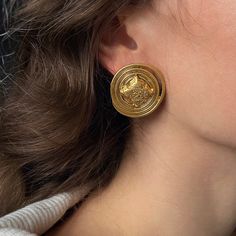 These earrings are created in the style of old money. This accessory will make your look sophisticated and stylish. Material: Copper. Coin diameter: 3cm. Square button: 2cm*2cm. 🔸more from us🔸 https://www.etsy.com/shop/DoraJewelryAccessory Vintage Single Clip-on Earring In Metal, Old Money Earrings, Money Earrings, Chunky Gold Earrings, Disk Earrings, Copper Coin, Chunky Earrings, Vintage Style Earrings, Gold Disc