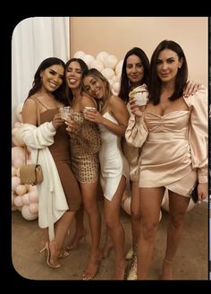 Golden Birthday Outfits, 29th Birthday Outfit Ideas For Her, 30th Birthday Outfits For Women, Friends Birthday Outfit, Birthday Group Outfits, Golden Birthday Outfit Women, 20th Birthday Dress, Golden Birthday Outfit, 30th Birthday Outfit Ideas For Women