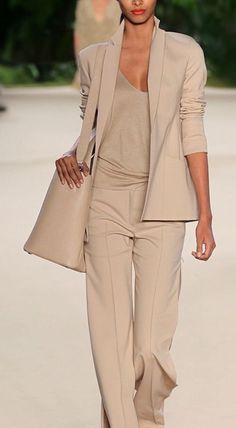 Sand Top Outfit, Monotone Fall Outfits, Classic Elegance Style, Neutral Chic Outfits, Monochromatic Dressing, Monotone Outfit, Minimalisticky Chic, Minimal Chic Outfit, Minimalist Moda