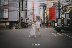 Street Prewedding, Ide Prewedding, Prewed Outdoor, Inspirasi Prewedding, Prenuptial Photoshoot, Prewedding Ideas, Pre Wedding Photoshoot Props, Prewedding Outdoor, Pre Wedding Photoshoot Outfit