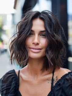 Wavy Bob Center Part, Textured Wavy Bob, Short Hair Trends 2024, Short Bob Dark Hair, Wavy Shoulder Length Bob, Naturally Wavy Bob, Bob 2024, Wavy Bob Haircut, Dark Brown Bob