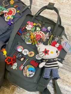 Aesthetic Backpack Accessories, Backpack Charms Diy, Bag Charms Aesthetic, Decorated Backpack, Mochila Fjallraven Kanken, Backpack Ideas, School Bag Essentials, Inside My Bag