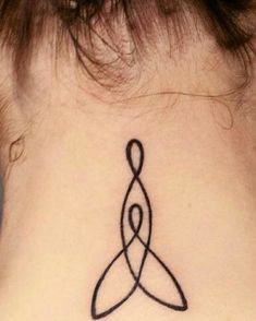 a tattoo on the back of a woman's neck with an intertwined design