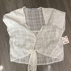 Nwt Zara Tie Front Top Xs Zara White V-neck Crop Top, White Zara Crop Top For Vacation, Cape Blouse, Zara Tank Top, Zara Bodysuit, White Crop Tank, White Crop Top Tank, Leather Crop Top, Black Crop Top Tank